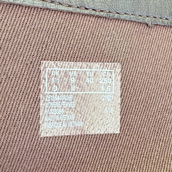 Clarcks Brown suede leather knee-high boots with buckle closure and side zipper - Picture 8 of 10